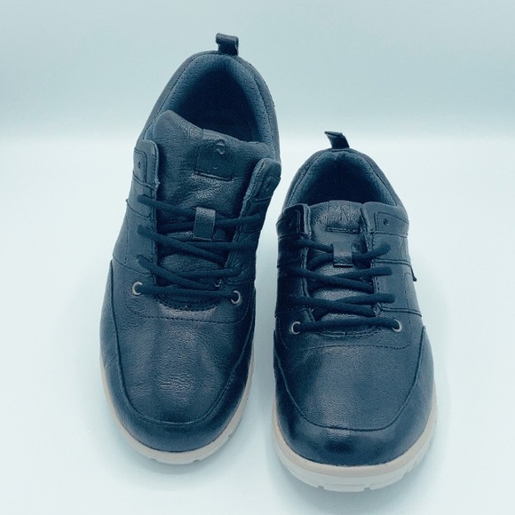 Strive Leather Sneakers NIB - Picture 3 of 14